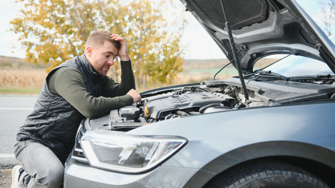 Motorschaden erkennen & Auto verkaufen Mann prüft Motorschaden