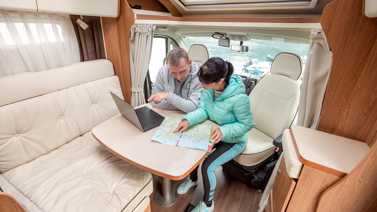 Wohnmobil verkaufen – Beratung und Planung Wohnmobil Innenraum mit Karten und Laptop – Beratung und Planung beim Wohnmobil Ankauf. Deutschlandweit und unkompliziert verkaufen